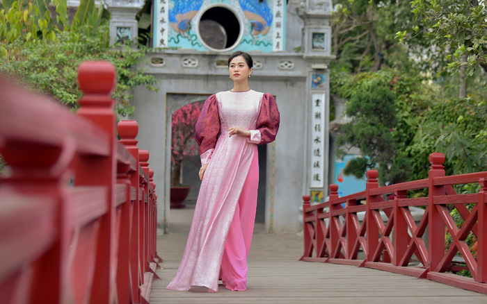 Lâm Vỹ Dạ đẹp thanh tân, trang nhã trong bộ ảnh áo dài giữa thủ đô Ảnh 2