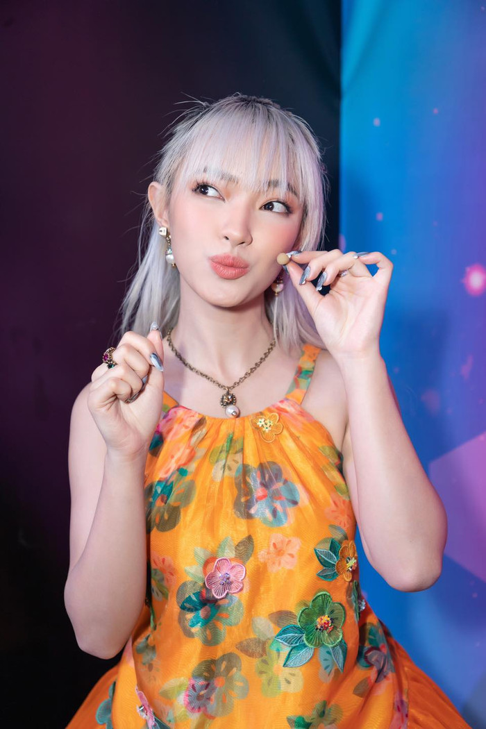 Màn đáp trả khéo léo của Châu Bùi đã nhận được nhiều lời khen ngợi từ mọi người. Qua đó, chứng minh được nhan sắc của cô hoàn toàn là tự nhiên chẳng cần phải đụng chạm dao kéo.