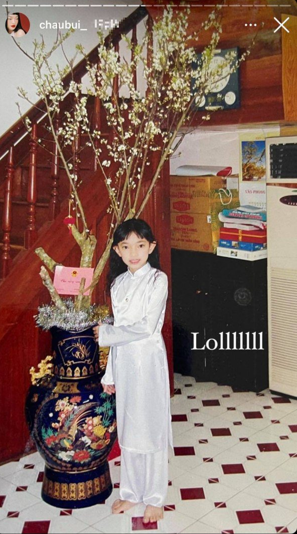 Có thể thấy, ngay từ nhỏ, Châu Bùi đã sở hữu gương mặt nhỏ, đôi mắt to tròn như mắt mèo.