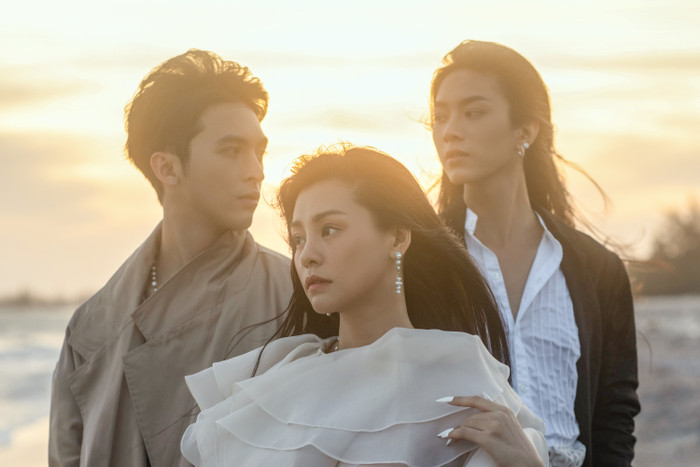 MV xoay quanh chuyện tình tay ba nhiều trắc trở.