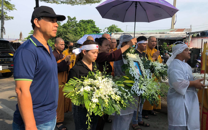 Nhiều sao Việt có mặt tại lễ tang nghệ sĩ Đức Lang, Hiếu Hiền thất thần trong thời khắc cuối cùng bên bố Ảnh 2