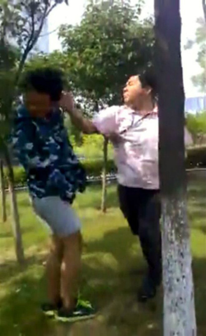 Nam sinh bị tát vì đi học muộn