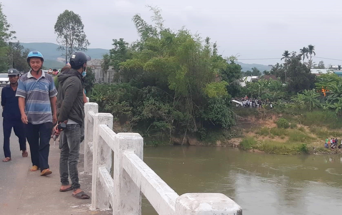Bỏ lại xe đạp trên cầu, nam sinh lớp 10 gieo mình xuống sông mất tích Ảnh 2