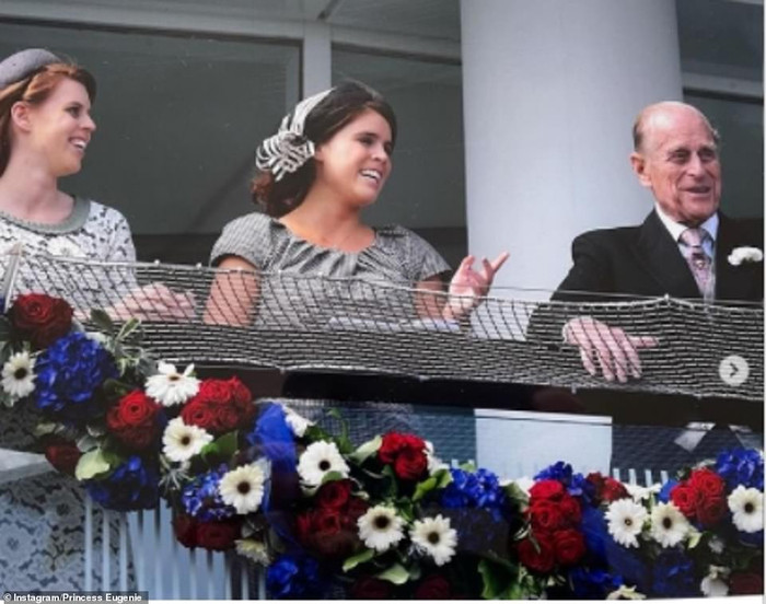 Trước đó, Công chúa Eugenie cũng chia sẻ bức ảnh chụp cùng với ông của mình trên ban công hoàng gia tại Lễ hội Derby Investec năm 2017 kèm theo lời tri ân đầy xúc động đối với Hoàng thân Philip.