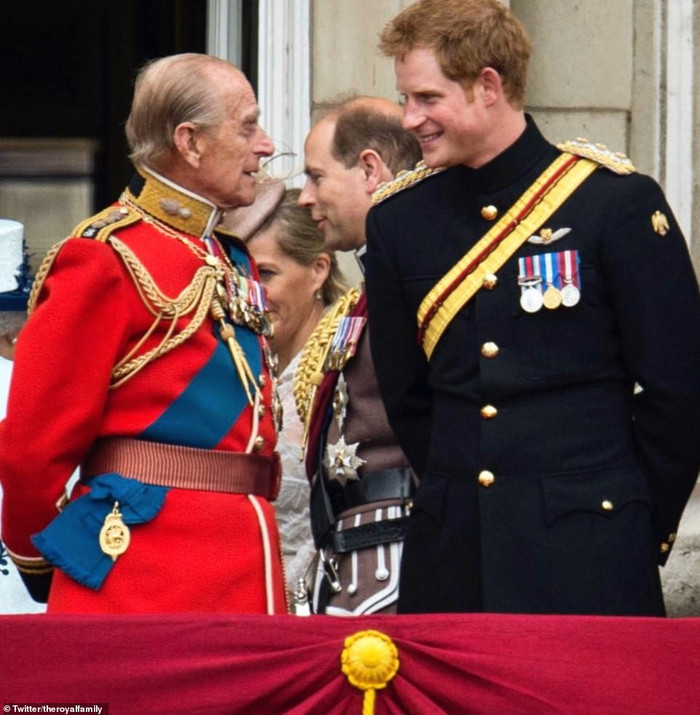 Trong khi đó, tài khoản Twitter của Hoàng gia Anh cũng chia sẻ một bức ảnh chụp Hoàng tử Harry với ông nội trên ban công Cung điện Buckingham trong Lễ diễu hành của quân đội hoàng gia (Trooping the Colour).