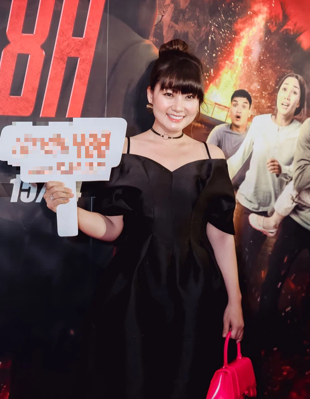 Nữ diễn viên trông tăng cân thấy rõ so với trước đây. Ngoài ra, kiểu tóc, cách make up và chiếc váy cũng là nguyên nhân khiến mẹ một con mất điểm trong sự kiện.