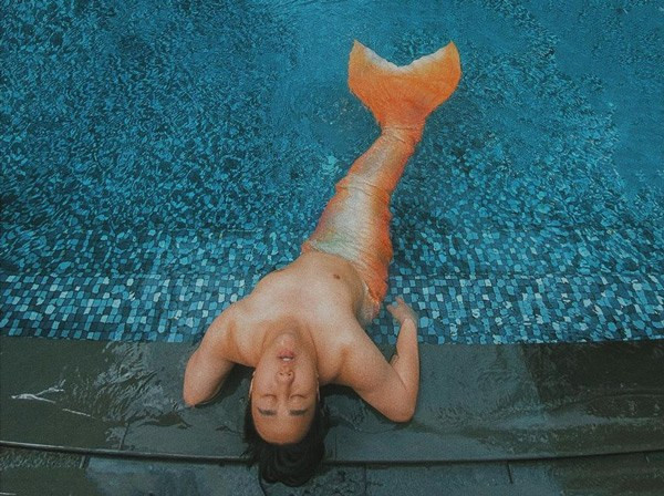 Thế nhưng, 'trùm cuối' khiến khán giả 'cười như được mùa' lại thuộc về Trung Quân Idol. Một 'chàng tiên cá' tròn ủm, tạo dáng giữa bể bơi siêu cưng, siêu hài hước. 