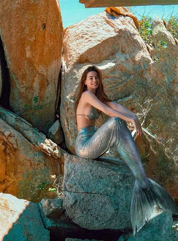 'Bà mẹ 3 con' Hồ Ngọc Hà chưa bao giờ làm khán giả thất vọng với những màn biến hóa siêu đầu tư, Đơn cử như hình ảnh tiên cá xanh mắt mắt giữa thiên nhiên như trong ảnh. 