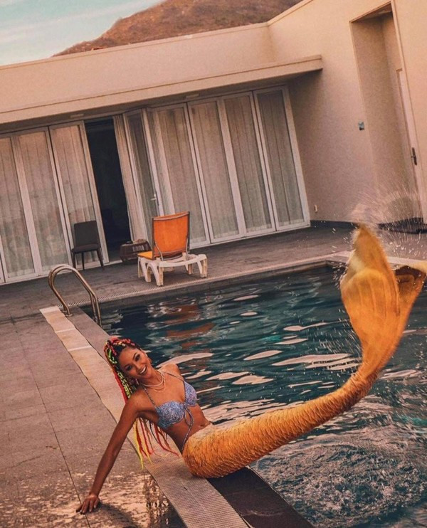 Mới đây, H'Hen Niê khiến các fan thích thú khi hóa thân thành nàng tiên cá tại hồ bơi. Dù vậy, làn da nâu rắn rỏi của chân dài lại khiến dân tình 'cười như được mùa' với vẻ ngoài theo kiểu 'bị rán hơi quá lửa'. 