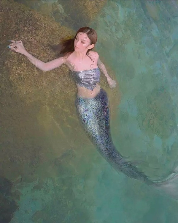 Huyền Baby khoe đường cong 'gắt' hơn cả đường đua, hình ảnh có phần ma mị, tựa như những nàng tiên cá thật sự trong truyện cổ tích.