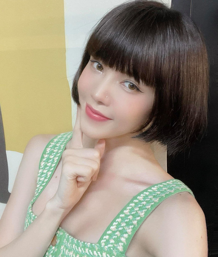 Tóc của Thiều Bảo Trâm đã ngắn thành tóc tém cá tính và vẫn giữ nguyên chiếc mái ngố.