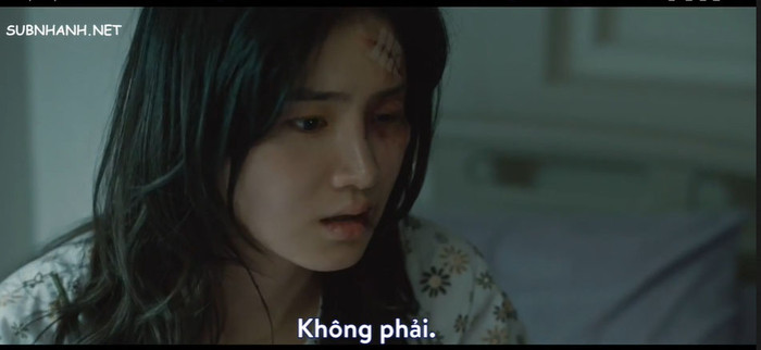 Bong Yi nhập viện, cô được phát hiện bị thương khi cố lết lên vệ đường.