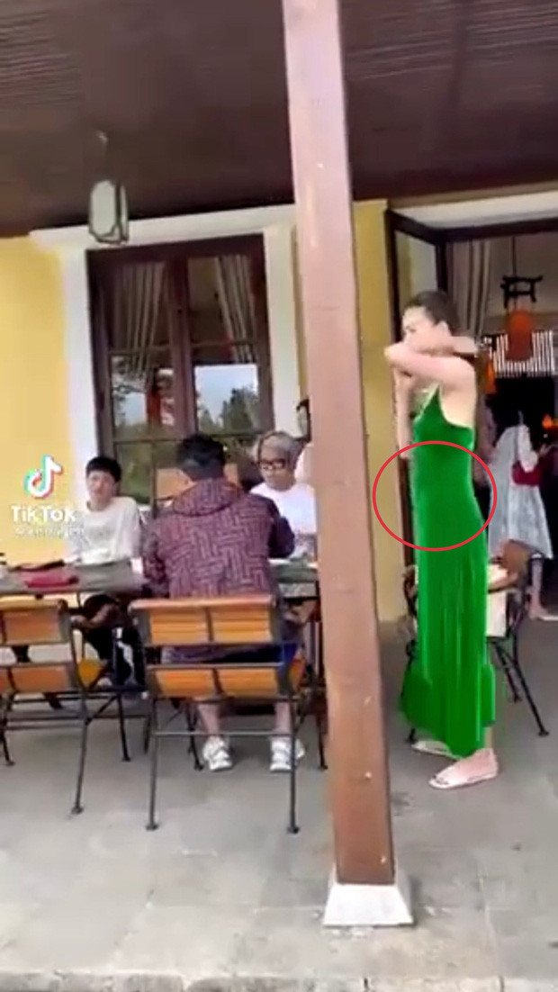 Có thể thấy, thân hình của nữ ca sĩ hơi tròn và vòng hai cũng không được thon thả cho lắm.