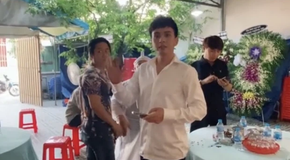 Hồ Quang Hiếu vẫy tay chào khi ra về.