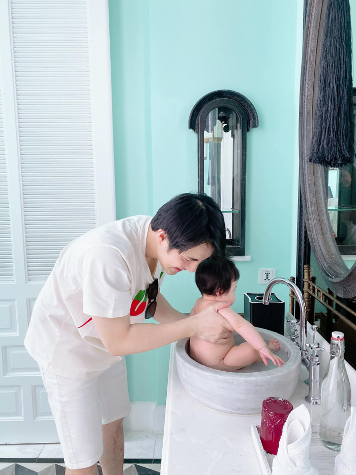 Đông Nhi vắng nhà, Ông Cao Thắng tắm con gái trong bồn rửa tay: Bé Winnie hoang mang tột độ! Ảnh 3