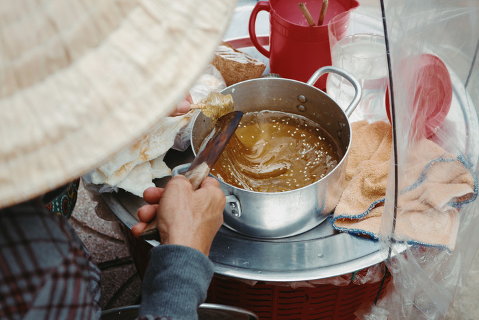 Đi tìm hương vị tuổi thơ: Kẹo mạch nha, ông 'chỉ' và kí ức của bọn trẻ con năm ấy! Ảnh 2