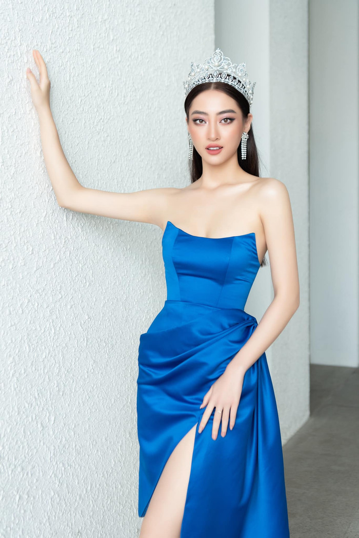 Chiếc váy o ép vòng 1, đường xẻ cao tít trong một sự kiện gần đây của chân dài. 