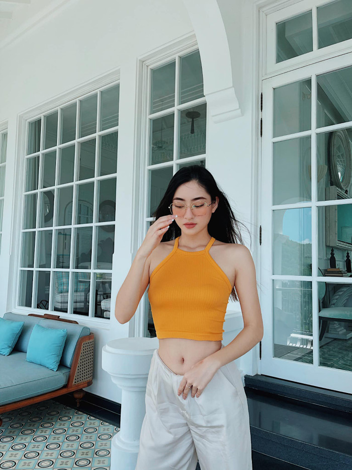 Chụp ảnh street style cũng phải kéo quần xuống một chút khoe eo thon...