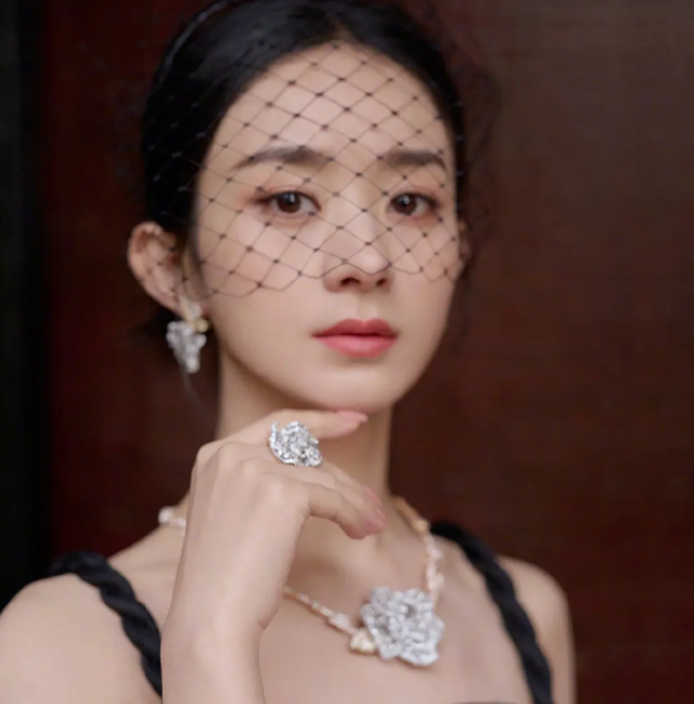 Triệu Lệ Dĩnh đờ đẫn, mệt mỏi 'vô hồn' trong bộ ảnh tạp chí thời trang Ảnh 10