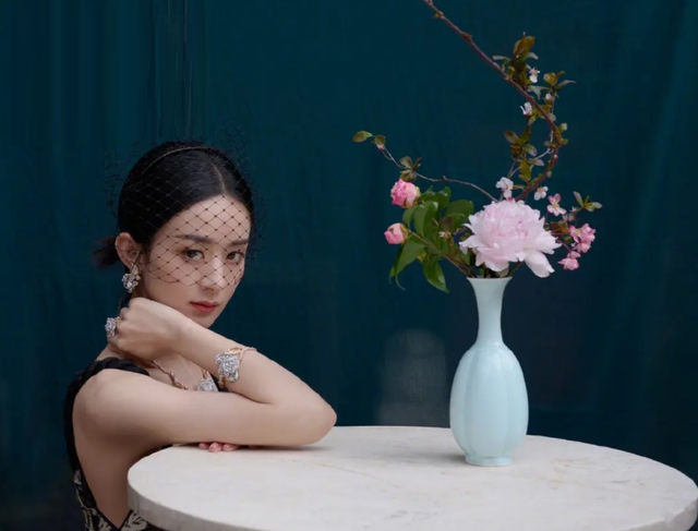 Triệu Lệ Dĩnh đờ đẫn, mệt mỏi 'vô hồn' trong bộ ảnh tạp chí thời trang Ảnh 5