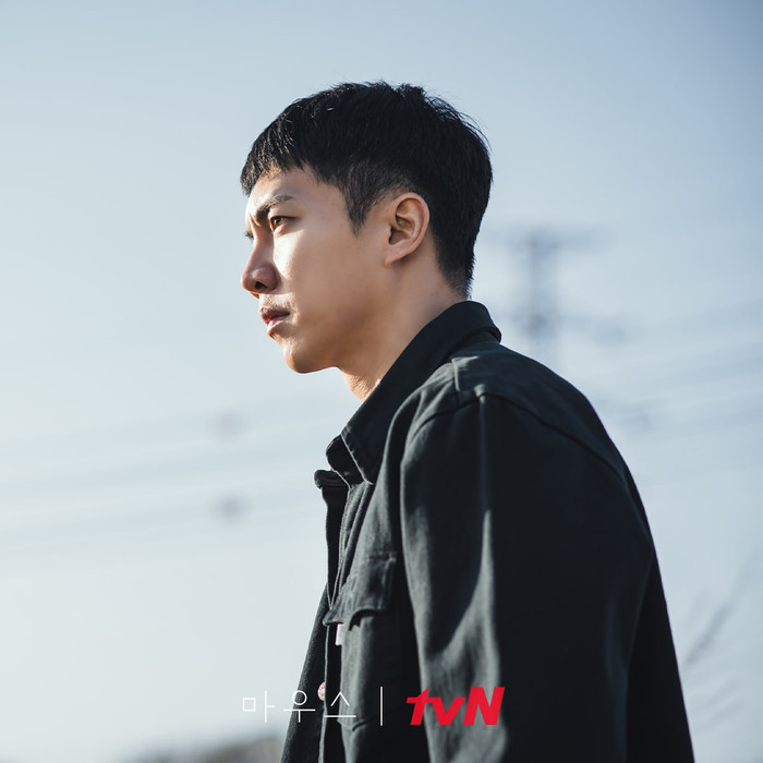 'Mouse' tập 13: Lee Hee Joon gần tìm ra hung thủ thì Lee Seung Gi lặng lẽ theo sau xóa chứng cứ tang vật Ảnh 4