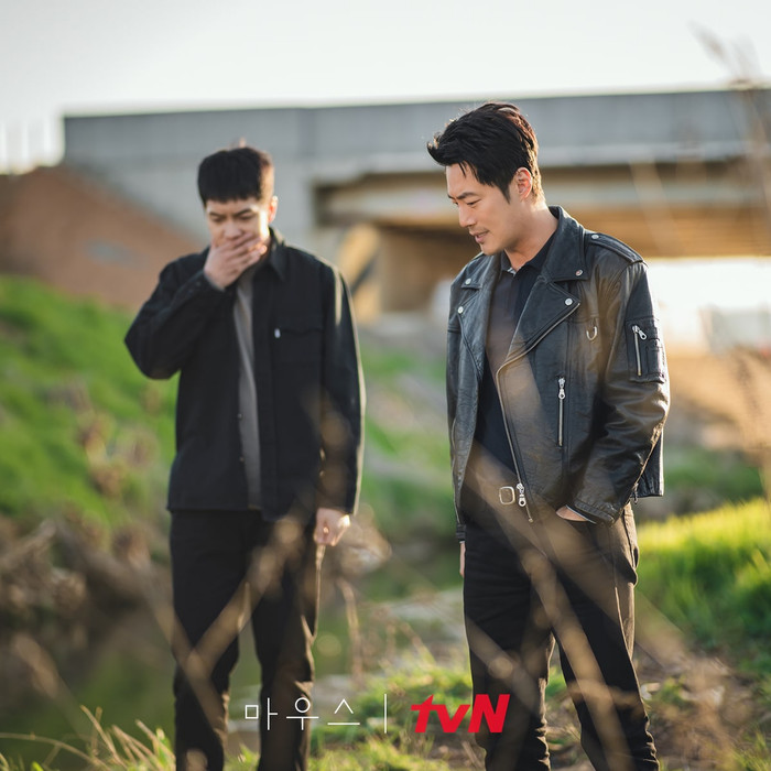 'Mouse' tập 13: Lee Hee Joon gần tìm ra hung thủ thì Lee Seung Gi lặng lẽ theo sau xóa chứng cứ tang vật Ảnh 6