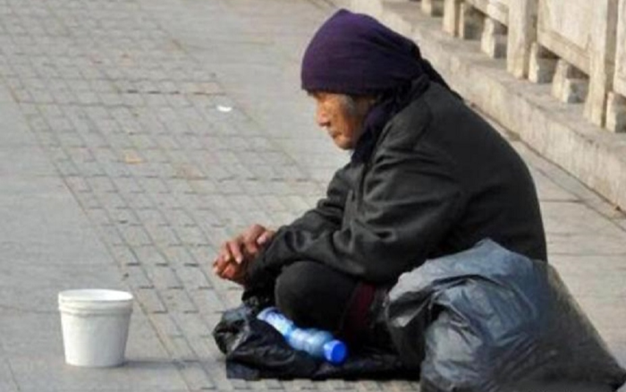 Đá bát của cụ già ăn xin còn lên giọng 'mẹ thiên hạ', người phụ nữ nhận kết đắng Ảnh 2