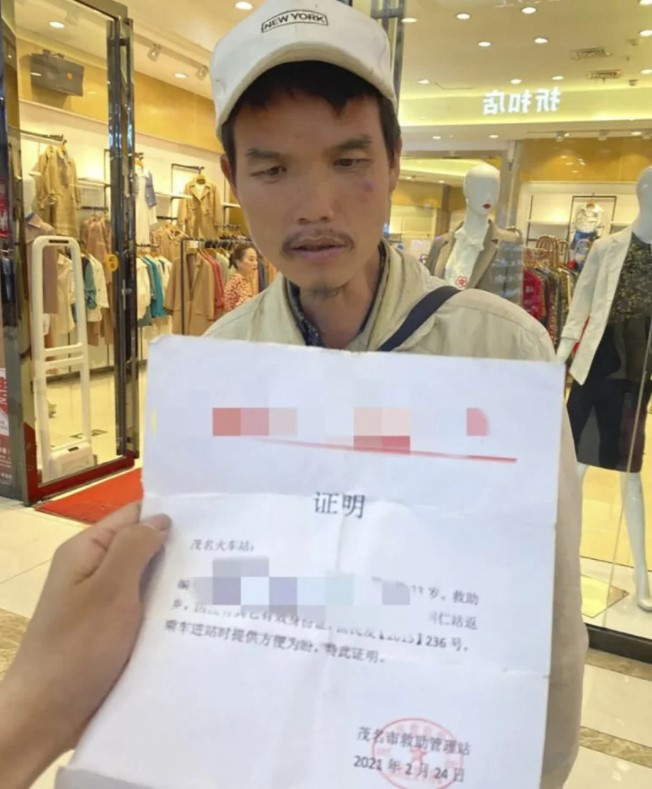 Wu Fangwen trông rất ốm yếu khi được cô Wu tình cờ phát hiện trong trung tâm thương mại.