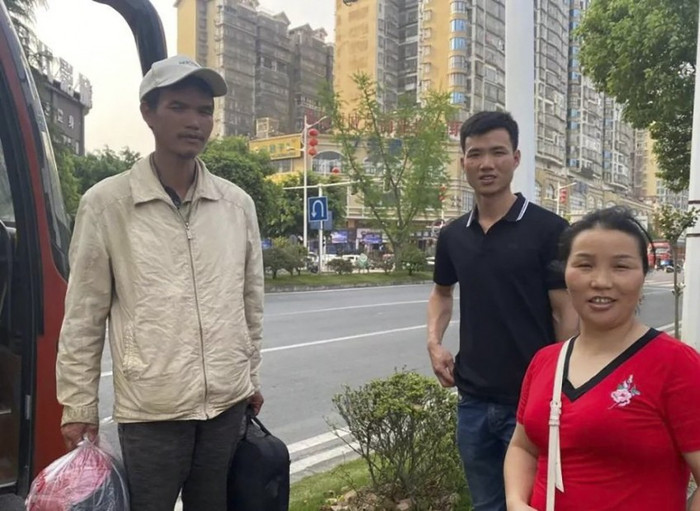 Sau thời gian dài đằng đẵng, cuối cùng Wu Fangwen cũng được đoàn tụ người thân.