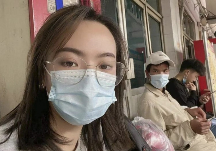 Wu Fangwen (đội mũ) được người phụ nữ tốt bụng cùng làng phát hiện và giúp đoàn tụ với gia đình. 