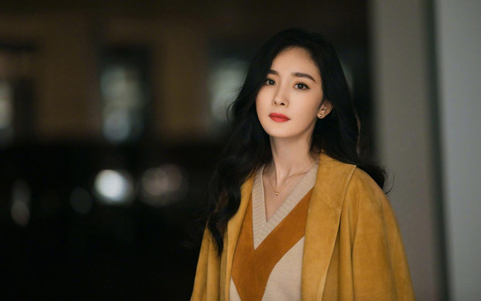 Sau chỉ trích 'khoe eo hại thân', Dương Mịch tiếp tục 'đu trend' mới Ảnh 2