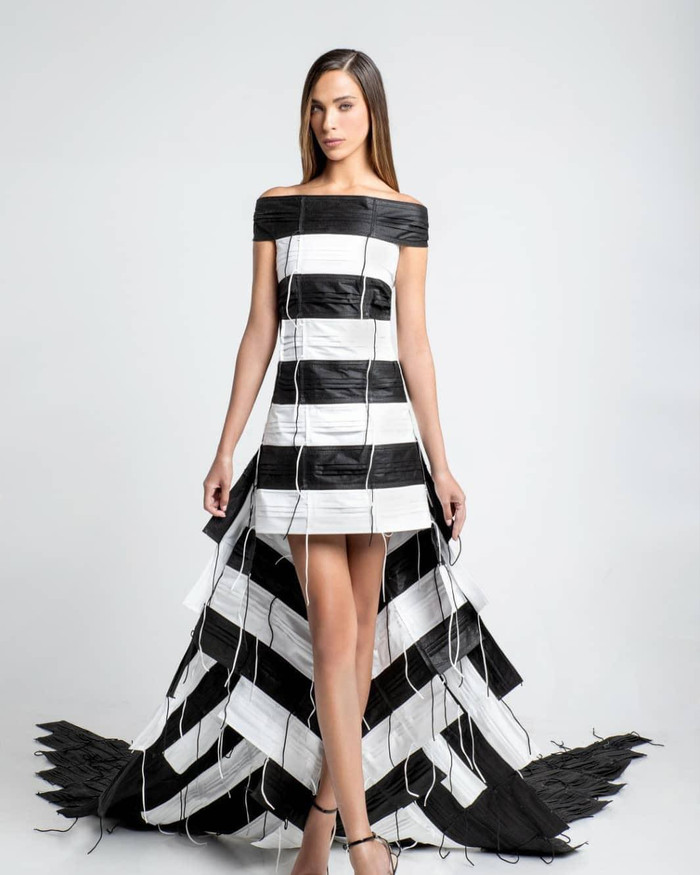 Đại diện Israel mang đến cuộc thi bộ trang phục được mang từ 300 chiếc khẩu trang. 