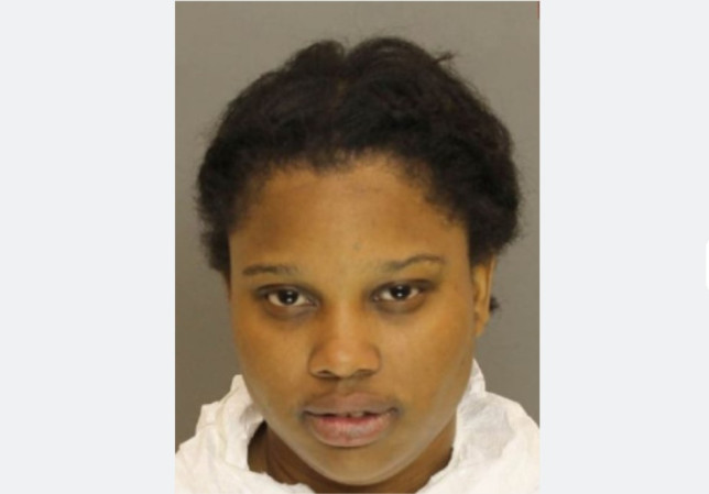 Người mẹ bị bắt giữ vì đâm con gái đến nguy kịch