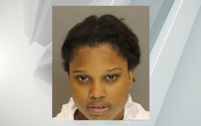 Bà ngoại đến nhà thấy cháu gái chảy máu trên ghế, bé gái nói một câu đau lòng tố cáo tội ác của người mẹ Ảnh 2