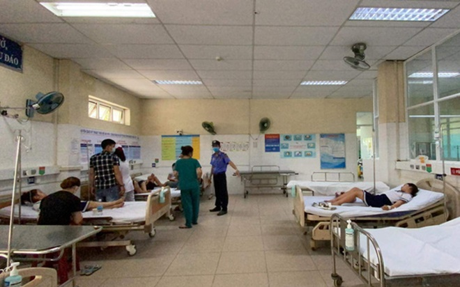Mua đồ chơi lạ trước cổng trường, 32 học sinh Tiểu học nhập viện cấp cứu Ảnh 2