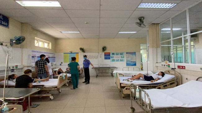 32 học sinh Tiểu học ở Đà Nẵng nhập viện sau khi mua đồ chơi lạ tại quán tạp hoá trước cổng trường. Ảnh: Dân Việt