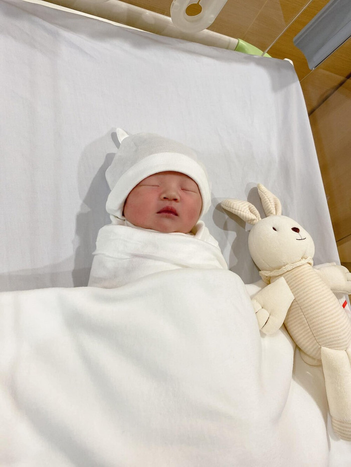 Cách đây không lâu, Đàm Thu Trang từng khoe ảnh lúc mới sinh của bé Suchin, có thể thấy lúc này nhóc tì đã có khuôn mặt tròn, đôi gò má phúng phính cùng chiếc cằm thon.