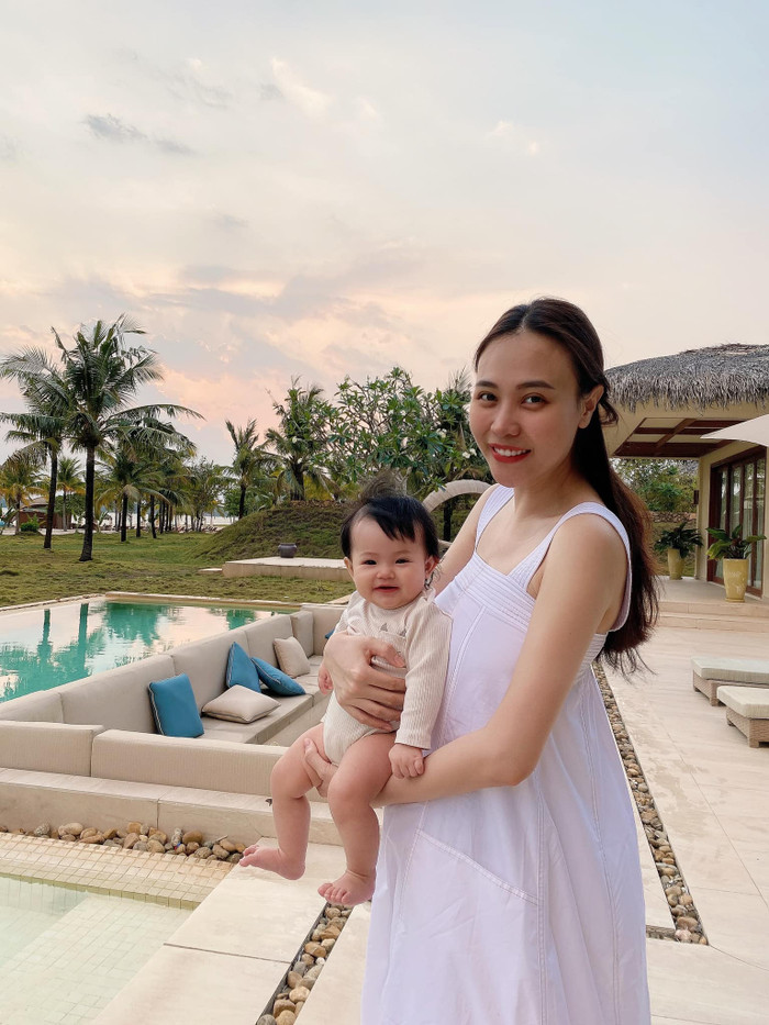 Riêng làn da trắng nõn và đôi mắt to tròn của Suchin lại hoàn toàn được thừa hưởng từ mẹ.