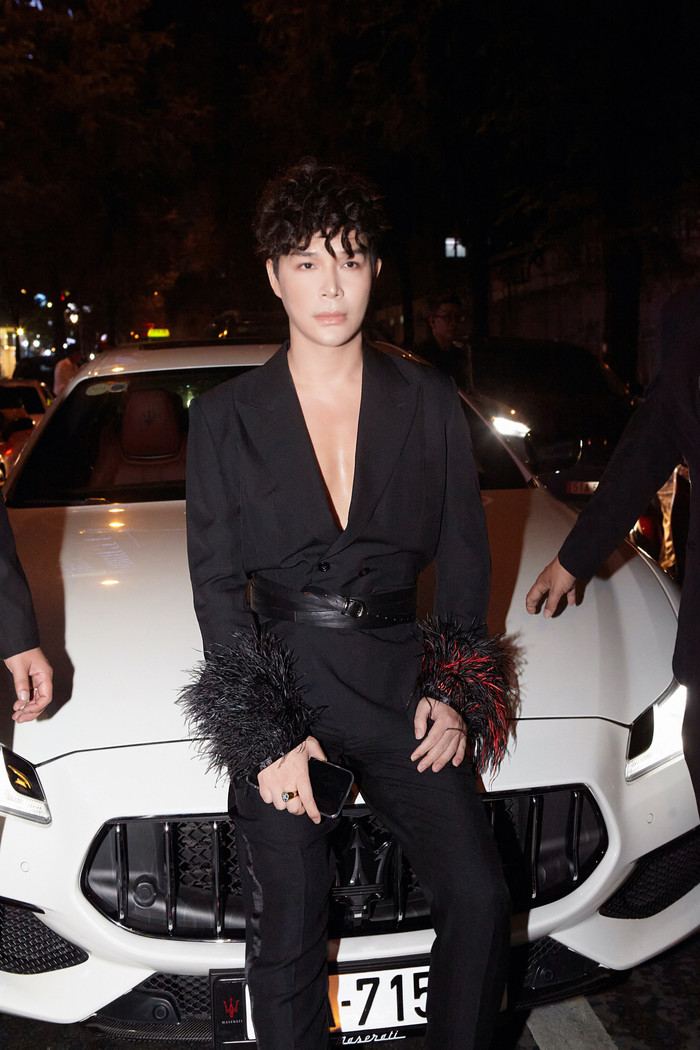 Nathan Lee chọn set đồ phi giới tính có đính lông vũ ngay tay. 