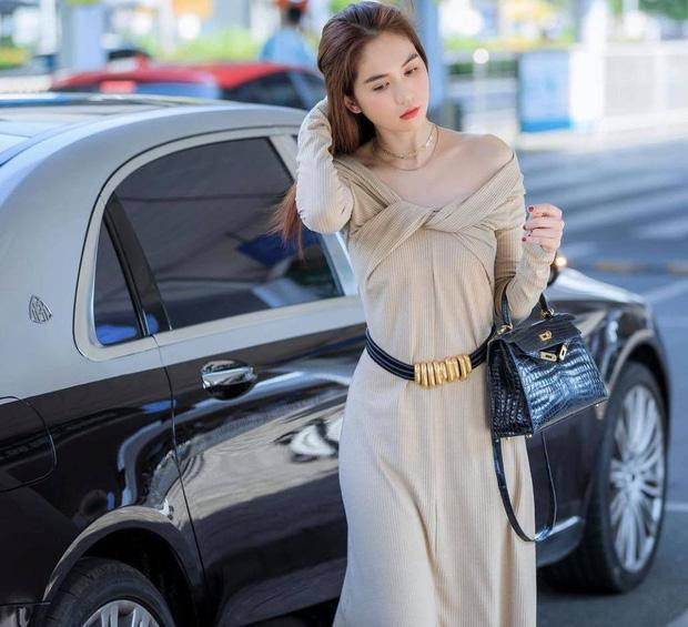 Không chỉ thế, chân dài còn được cộng điểm khi mix cùng túi và thắt lưng, nhấn nhá rõ nét đường cong.&nbsp;