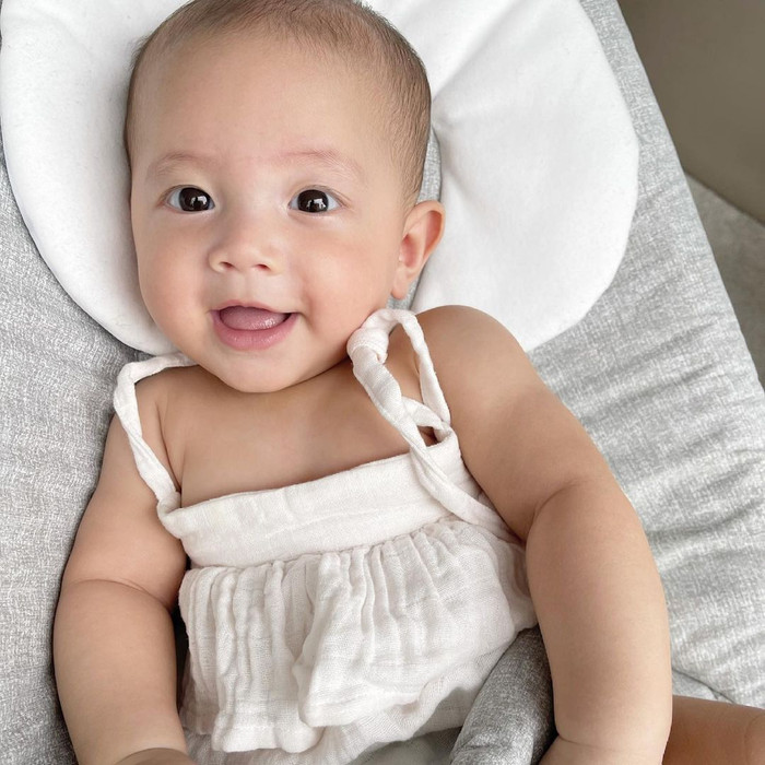 Dù mới chào đời nhưng đường nét trên khuôn mặt của Lisa đã vô cùng rõ nét. Cô bé thừa hưởng nét đẹp lai Tây từ bố và mẹ.