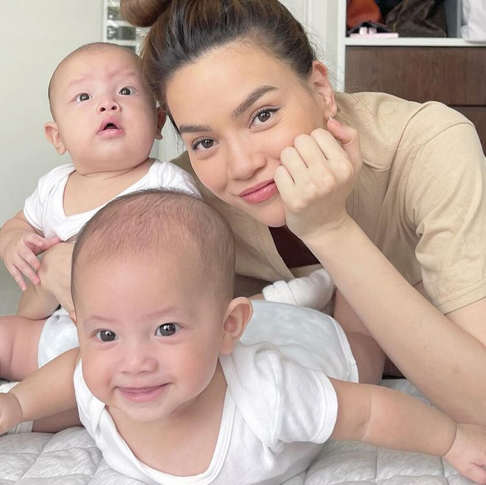 Nếu như Lisa mang vẻ dịu dàng và có phần 'nghiêm túc' thì cậu nhóc Leon lại trông vô cùng tinh nghịch và lém lỉnh.