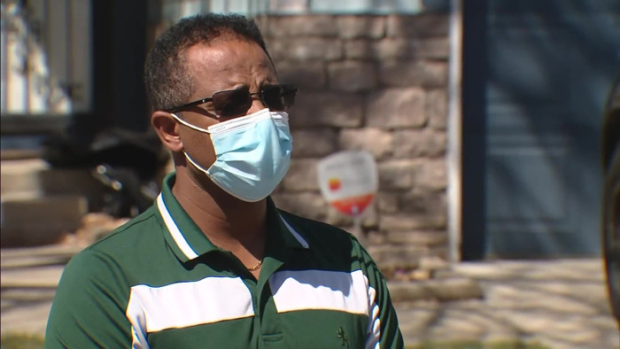 Ông Haileyesus Zeryihun, cha của Joshua Haileyesus đau buồn vì sự ra đi của con trai. (Ảnh: CBS)