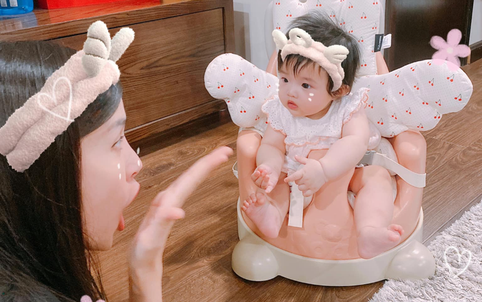 Đông Nhi làm trò mua vui cho con gái, biểu cảm phũ phàng của bé Winnie khiến 'mẹ bỉm' sững sờ Ảnh 2
