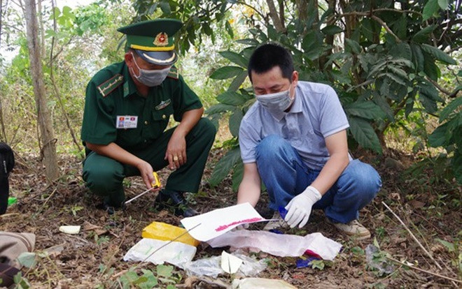 Hai người đàn ông vứt lại túi xách chứa 12.000 viên ma túy rồi bỏ chạy qua biên giới Lào Ảnh 2