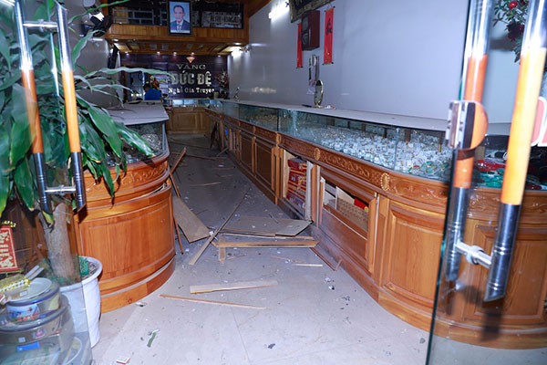Tiệm vàng Đức Đệ sau khi bị đối tượng ném 2 quả nổ. Ảnh: CAND