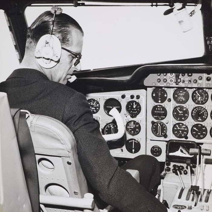 Ông đã tham gia khoá huấn luyện điều khiển máy bay của Không quân Hoàng gia tại White Waltham và đạt chứng nhận năm 1935, nhận bằng lái trực thăng của Hải quân Hoàng gia năm 1956 và giấy phép điều khiển máy bay tư nhân năm 1959. Năm 1997, ông đã dành 5.986 giờ để bay trên 59 loại máy bay khác nhau trước lúc giã từ hoạt động này.