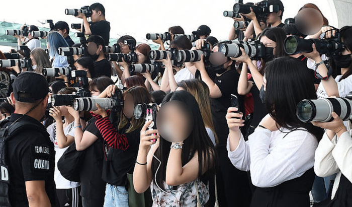 Những fan đi theo thần tượng để chụp ảnh như thế này thì được gọi là trạm tỷ. Những trạm tỷ này trong fandom có lượng theo dõi rất cao và tạo ra sức ảnh hưởng lớn với các fan hâm mộ khác.