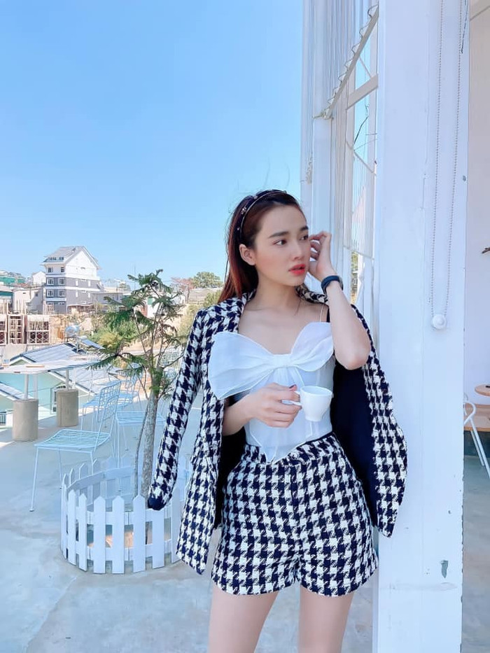 Áo croptop cùng quần short và blazer theo tông đen, trắng nhã nhặn, khoe được làn da trắng sứ.