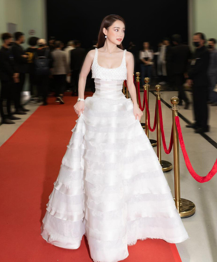 Váy dạ hội tha thướt như một nàng công chúa... 